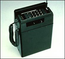 Ikke spesielt mobil: Ericssons bærbare mobiltelefon fra 1982 (Foto: Telefonmuseet)