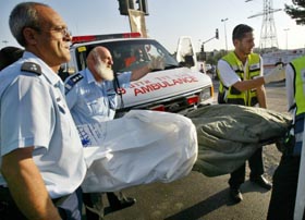 Israelsk politi og redningsmannskaper bærer en av de drepte til ambulansen i Jerusalem. (Foto: O.Balilty, AP) Israelsk politi og redningsmannskaper bærer en av de drepte til ambulansen i Jerusalem. (Foto: O.Balilty, AP)