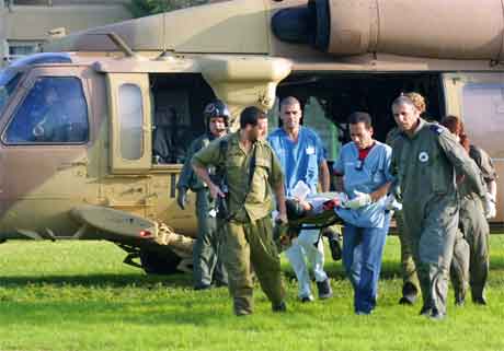 Ein såra israelsk soldat blir evakuert frå busetjinga Morag på Gazastripa. (Foto: AP/Scanpix)