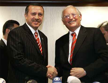Problema mellom Tayyip Erdogan (t.v.) og Günter Verheufen er over. (Foto: Reuters/Scanpix)