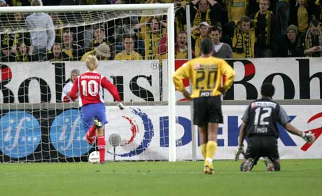 Jan Derek Sørensen gjør 1-0 for Lyn. (Foto: Bjørn Sigurdsøn / SCANPIX)