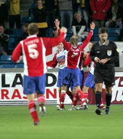Lyn-spillerne jubler etter 1-0 scoringen i slutten av første omgang. (Foto: Bjørn Sigurdsøn / SCANPIX)