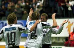 Frode Johnsen har satt inn 2-0 målet og blir gratulert av Harald Martin Brattbakk og Vidar Riseth. (Foto Geir Otto Johansen / SCANPIX)