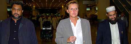 De muslimske lederne Daud Abdullah (t.v.) og Musharraf Hussain under mellomlanding i Kuwait der de ble mtt av den britiske konsulen Cathy Cotrell.   REUTERS/Stephanie McGehee