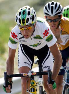 Santiago Perez (foran) har sjansen til å ta igjen Roberto Heras (bak). (Foto: AFP/Scanpix) Santiago Perez (foran) har sjansen til å ta igjen Roberto Heras (bak). (Foto: AFP/Scanpix)