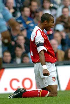 Ashley Cole jubler etter å ha scoret for Arsenal. (Foto: AFP/Scanpix) Ashley Cole jubler etter å ha scoret for Arsenal. (Foto: AFP/Scanpix)