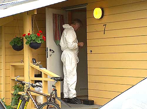 Åge Larsen ved Salten politidistrikt gjør tekniske undersøkelser på drapsstedet på Mørkved. Foto: Lars Bjørn Martinsen, NRK.  