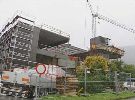 Polakkane arbeidet på tilbygget ved Førde sentralsjukehus. (Foto: Heidi Lise Bakke, NRK)