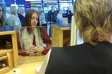 Janne Korneliussen skulle ha reist til Oslo klokken 08.30 mandag morgen, men i ettermiddag var hun fortsatt på Værnes. Hun forsøkte å få en ny billett til Oslo tirsdag.