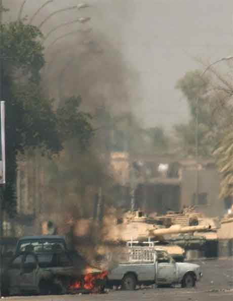 Det har vore nye kampar mellom amerikanske soldatar og opprørarar i Bagdad i dag. (Foto: AP/Scanpix)