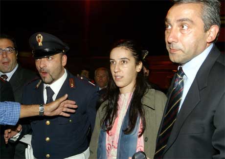 Simona Torretta blir fulgt ut av flyet på den militære flyplassen Ciampino i Roma.(Foto:Scanpix)