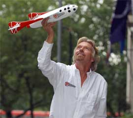 ROMTURISME: Virgin-eier Richard Branson vil bruke det suksessrike romfartøyet til romturisme. (Foto: AP Photo/PA, Fiona Hanson)