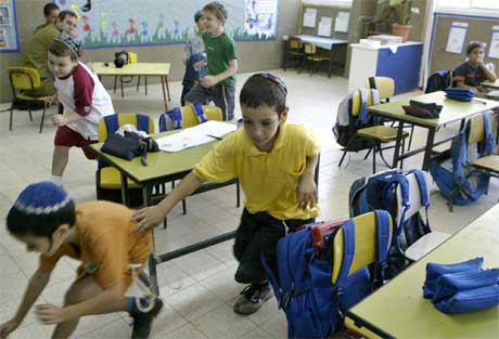 Israelske barn i Sderot trener på å søke skjul under angrep av Qassam-raketter (ScanpixAP)