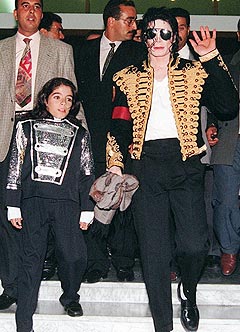 Michael Jackson sammen med Omar Bhatti på vei ut av et hotell i Tunis i oktober 1996. Foto: Scanpix.