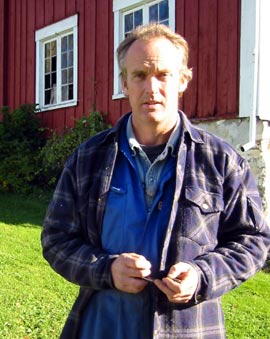 Helge Rabstad på Rabstad gård mener at gårdsnavnet skrives med b, ikke p, slik bygdebokforfatteren mener.(Foto: Ola Bjørlo Strande/NRK) 