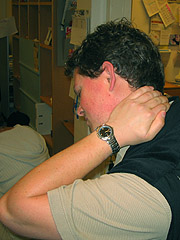 Nakkeslengskadens klassiske symptomer er smerter i øvre nakkeregion, gjerne ledsaget av hodepine. Foto: Per Kristian Johansen, NRK
