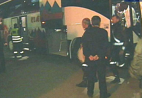 Politiet blir tilkalt for å roe gemyttene i Arsenal-bussen. (Foto: NRK/Bent Lindsetmo) 