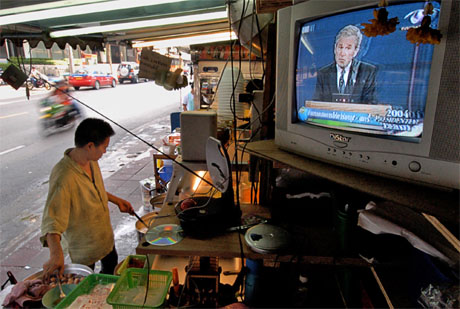 Store deler av verden var opptatt av å følge presidentdebatten i natt. Her fra en gate i Bangkok i Thailand. (Foto: AP/Scanpix) Store deler av verden var opptatt av å følge presidentdebatten i natt. Her fra en gate i Bangkok i Thailand. (Foto: AP/Scanpix)