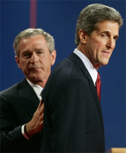 Kerry og Bush venter spent på resultatene fra vippestatene. (Foto: Reuters/Scanpix)