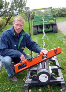 Forsker Audun Korsæth ved Planteforsk Apelsvoll forskingssenter, Kapp med et instrument på en "slede" og et sekshjula kjøretøy foran. (Foto: Vera Wold/NRK) Forsker Audun Korsæth ved Planteforsk Apelsvoll forskingssenter, Kapp med et instrument på en "slede" og et sekshjula kjøretøy foran. (Foto: Vera Wold/NRK)