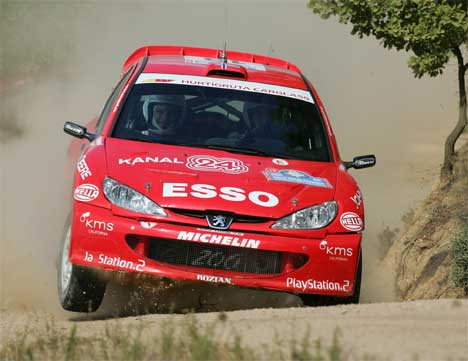 Henning Solberg og Cato Menkerud kjører sin siste VM-runde for i år ( Foto: SCANPIX/AFP PHOTO / JACQUES DEMARTHON ) Henning Solberg og Cato Menkerud kjører sin siste VM-runde for i år ( Foto: SCANPIX/AFP PHOTO / JACQUES DEMARTHON )