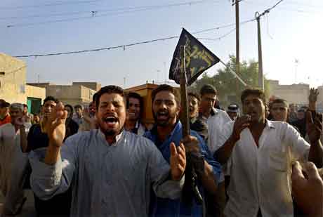 Rasende tilhengere av oprrslederen Moqtadr al-Sadr marsjerer i bydeen Sadr city i Bagdad, der flere opprrere ble drept i morgentimene i dag. (Foto: AFP/Scanpix)