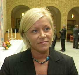 MISFORNØYD: Frps Siv Jensen er misfornøyd med at arbeidstakere kun får to milliarder i skattelette. (Foto: NRK)