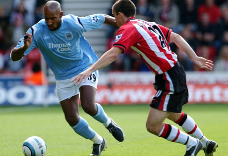 Nicolas Anelka prøver å komme seg forbi Southamptons David Prutton (Foto: Scanpix) Nicolas Anelka prøver å komme seg forbi Southamptons David Prutton (Foto: Scanpix)