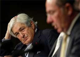 TANKEFULL. Verdensbankens president James Wolfensohn (t.v.) lytter til IMF-leder Rodrigo de Rato (Scanpix/AP)
