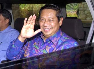den tidligere generalen Susilo Bambang Yudhoyono takker folket for å ha støtten han. Foto: AP/Scanpix den tidligere generalen Susilo Bambang Yudhoyono takker folket for å ha støtten han. Foto: AP/Scanpix