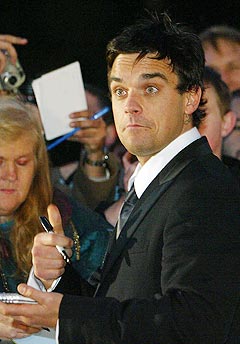 Robbie Williams forteller at han får mange brev fra mentalt ustabile personer. Foto: AP Photo / AFP, Jim Watson.