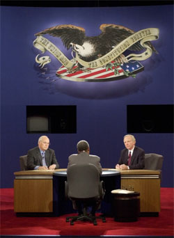 Dick Cheney er en erfaren debattant. Her fra visepresidentdebatten mot Joseph Lieberman for fire år siden, 5. oktober 2000. (Foto: AP/Scanpix)
