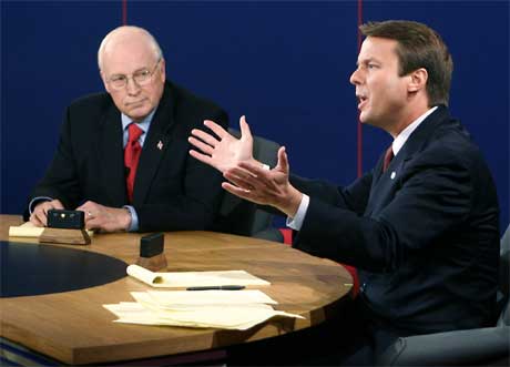 Det ble en frisk duell mellom visepresident Dick Cheney (t.v.) og utfordreren John Edwards. (Foto: AFP/Scanpix)