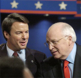 Både Dick Cheney (t.v.) og John Edwards kom bra fra den første duellen mellom de to. (Foto: AFP/Reuters)
