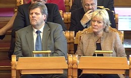 Helseminister Angar Gabrielsen og utdanningsminister Kristin Clemet i Stortinget i dag. (Foto: NRK)