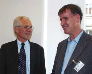 Arnt Holte, leder av Funksjonshemmedes Fellesorganisasjon, reagerer sterkt på budsjettet. Her sammen med Victor Norman i 2003. (Foto: Scanpix / Erik Johansen)