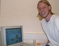Ukesjef Alex Grude gliser foran PC'n. Foto: NRK Ukesjef Alex Grude gliser foran PC'n. Foto: NRK