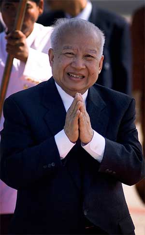 Sihanouk sier takk for seg som konge. (Foto: Scanpix / AP / Andy Eames)