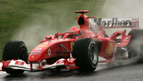 Michael Schumacher var klart raskest på den våte Suzuka-banen. (Foto: AP/Scanpix)