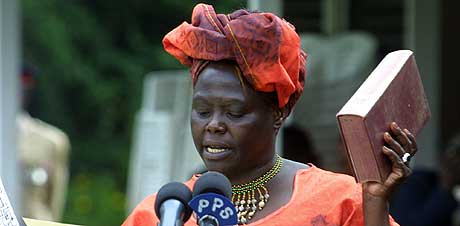 FREDSPRISEN TIL TREPLANTER: Wangari Maathai (64) er den første afrikanske kvinnen som noen gang er tildelt Nobels fredspris. (Arkivfoto: Simon Maina/AFP)