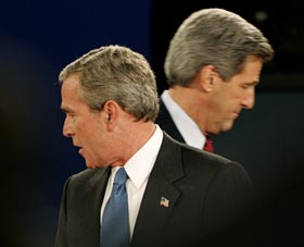 Duellantene hadde svært ulike meninger om Irak, arbeidsplasser og skatt i nattens duell. (Foto: J.Bourg, Reuters)