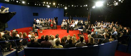 Debattscenen - ikke ulik en sirkusarena. (Foto: H.Mata, AP)