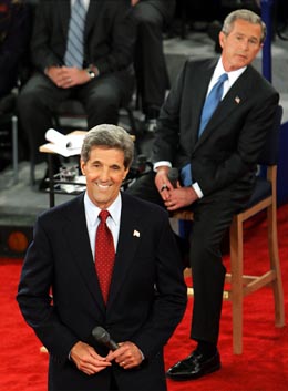 President Bush og utfordrer Kerry tar imot spørsmål fra salen under nattens duell i St Louis. (Foto: S.Applewhite, AP)