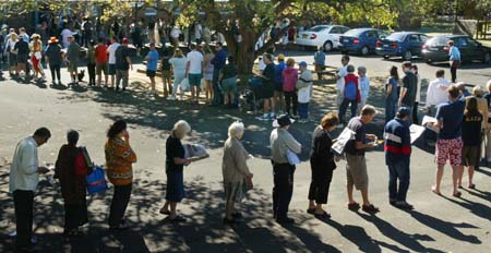 Australiere i kø for å avlegge stemme utenfor en skole i Manley Beach ved Sydney lørdag. (Foto: W.Burgess, Reuters) Australiere i kø for å avlegge stemme utenfor en skole i Manley Beach ved Sydney lørdag. (Foto: W.Burgess, Reuters)