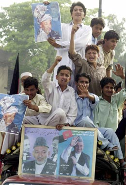 I Afghanistan og i flyktningleirene i Pakistan var valgdagen en festdag. Her feirer Karzais tilhengere. (Foto: T.Mahmood, AFP)