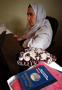 Valgets eneste kvinnelige kandidat, Massooda Jalal, behøver neppe å lese boka "Hvordan være president". (Foto: E.Morenatti, AP)