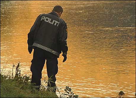 Politiet leitte sundag etter spor i samband med drukninga. (Foto: Randi Indrebø, NRK)