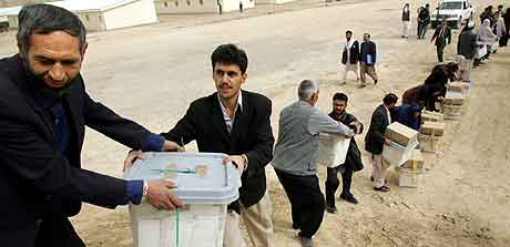 Afghanske stemmeurner bringes fra afghaner til afghaner i en militr base i  Kabul. Foto: David Guttenfelder, AFG