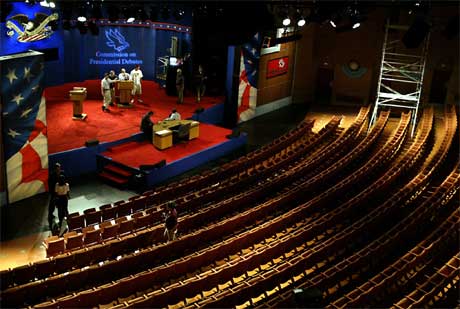 Gammage-auditoriet ved Arizona State University gjøres klart til nattens presidentduell. (Foto: AFP/Scanpix) Gammage-auditoriet ved Arizona State University gjøres klart til nattens presidentduell. (Foto: AFP/Scanpix)