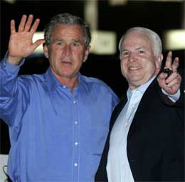 George W. Bush ladet opp med å spise middag med senator John McCain i går kveld. (Foto: AFP/Scanpix) George W. Bush ladet opp med å spise middag med senator John McCain i går kveld. (Foto: AFP/Scanpix)